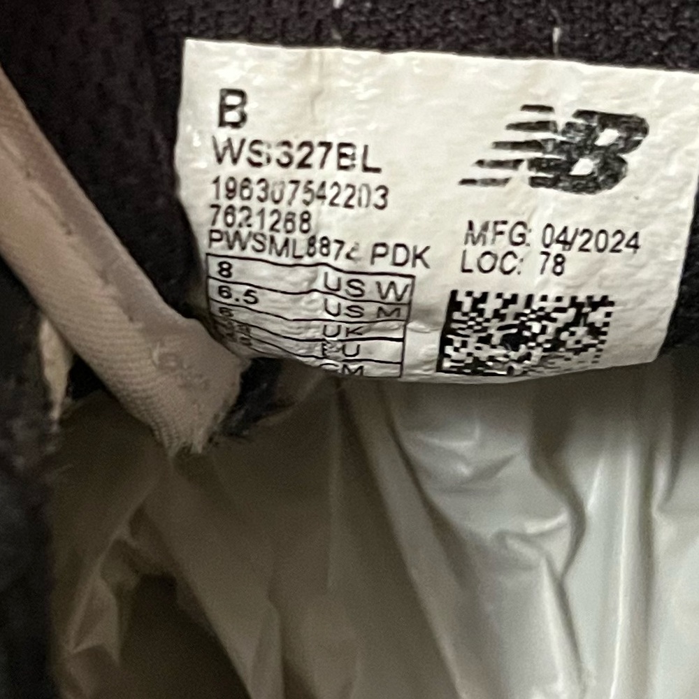 New Balance Retro 327 Black and White Athletic Shoes - 8 - Picture 11 of 12
